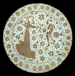 Donna che tira un arco su un giovane il cui collo è attraversato da una freccia (piatto in maiolica)