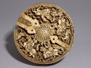 Coperchio di un contenitore decorato con quattro cacciatori e animali, periodo Omayyade, 998-999 d.C. da Spanish School