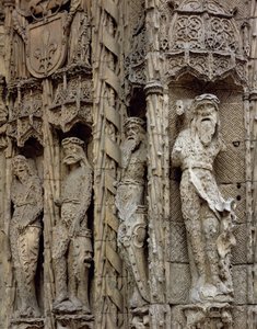 Dettaglio scultoreo del montante sinistro della facciata d