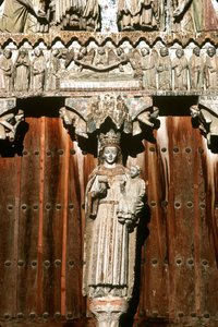 Il portale ovest con statua della Madonna col Bambino e rilievo del Giudizio Universale