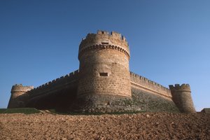 Tre torri angolari e mura perimetrali viste dal basso da Spanish School