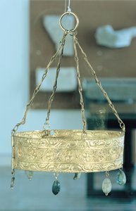 Corona votiva dal Tesoro di Guarrazar (oro e pietre preziose) da Spanish School