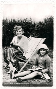 Gladys Cooper 1888-1971, attrice inglese, con sua figlia Joan, inizio 20° secolo da Sport and General