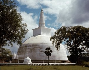 Vista dello stupa di Ruwanwelisaya da Sri Lankan School
