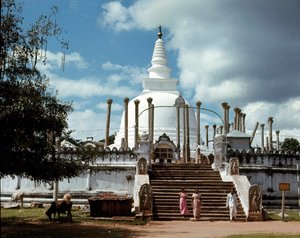 Vista del dagoba di Thuparamaya da Sri Lankan School