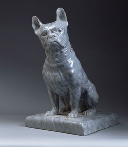 Una figura di marmo grigio di un carlino