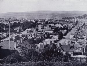 Launceston: Vista da Upper Brisbane Street, con vista su Brisbane e Paterson Streets, State High School al centro da Stephen Spurling