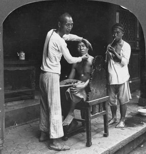 Un barbiere cinese a Bhamo, Birmania, 1908