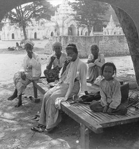 Un drink sociale di caffè, Mandalay, Birmania, 1908 da Stereo Travel Co