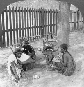 Colazione lungo la strada vicino a Mandalay, Birmania, 1908 da Stereo Travel Co