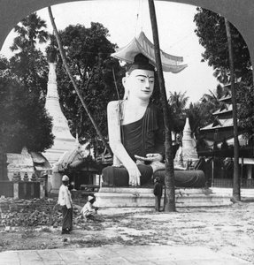 Statua di Buddha, Pagoda Shwedagon, Rangoon, Birmania, 1908 da Stereo Travel Co