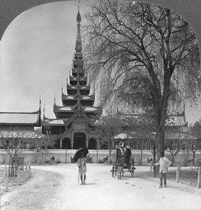 Vista frontale del Palazzo Reale, Mandalay, Birmania, 1908 da Stereo Travel Co