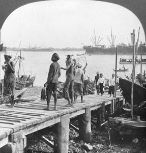 Piattaforma di sbarco sul fiume Irawaddy, Rangoon, Birmania, 1908 da Stereo Travel Co