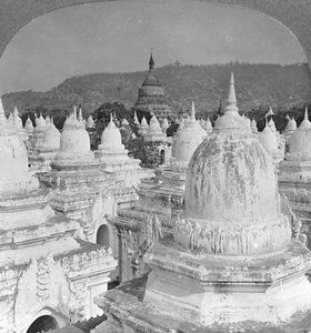 Vista delle 450 pagode a Mandalay, Birmania, 1908 da Stereo Travel Co