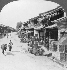 Strada principale degli affari del quartiere cinese, Bhamo, Birmania, 1908