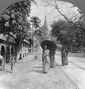 Strada della Pagoda verso la Pagoda Shwedagon, Rangoon, Birmania, 1908 da Stereo Travel Co