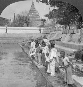 Pellegrini che nutrono tartarughe sacre, Pagoda di Arakan, Mandalay, Birmania, 1908 da Stereo Travel Co