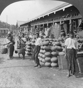 Negozio di ceramiche in una strada di Mandalay, Birmania, 1908 da Stereo Travel Co