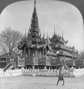 La scuola del re Thibaw nella fortezza, Mandalay, Birmania, 1908 da Stereo Travel Co