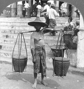 Il portatore molto usato della Birmania, Rangoon, 1908 da Stereo Travel Co