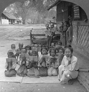 Scuola del villaggio e insegnante, Amarapura, Birmania, 1908 da Stereo Travel Co