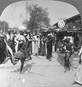 Giovani che eseguono una danza con la spada, Birmania, 1908