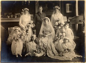 Ritratto di gruppo del matrimonio di Lady Blanche Cavendish e del Colonnello Ivan Murray, Cappella delle Guardie, Lansdowne House, 21 aprile 1919 da Studio Lafayette