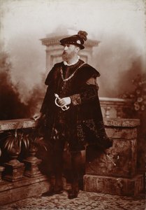 Spencer Compton Cavendish, 8º Duca di Devonshire, come Imperatore Carlo V, Il Ballo del Giubileo di Diamante della Duchessa di Devonshire a Devonshire House da Studio Lafayette