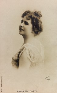 Ritratto della cantante francese Paulette de Bardy, conosciuta come Paulette Darty; cartolina