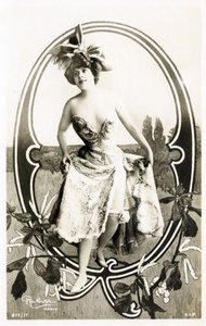 Q: Marcelle Yrven, attrice francese - Teatri: Palais Royal, Folies dramatiques, Parigi - Alfabeto in cartolina da Studio Reutlinger