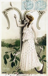 T: Louise Myriel, attrice e cantante lirica della Belle Époque - Folies Bergère, teatri del Gymnase, de la Gaîté, Parigi - Alfabeto in cartolina da Studio Reutlinger