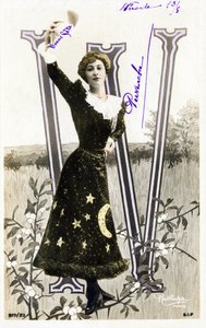 W: Liane De Pougy, ballerina e cortigiana della Belle Époque - alfabeto in cartolina da Studio Reutlinger
