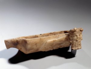Arte della Mesopotamia: lampada decorata con un toro androcefalo (in alabastro) periodo sumero (circa 2400 a.C.). Parigi, Museo del Louvre