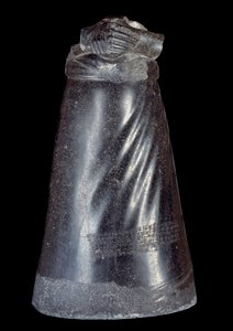 Mesopotamia: metà inferiore della statua di diorite di Manishtusu, re di Agade. 2300-2250 a.C. Dal sito di Susa (Babilonia) da Sumerian Mesopotamian School