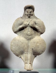 Arte orientale: statuetta in terracotta di donna che tiene i seni, probabile rappresentazione di Ishtar, dea della fertilità. Da Susa. Periodo elamita da Sumerian Sumerian