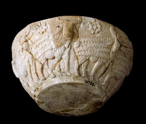 Arte sumera: calcare scolpito con rilievi di arieti da Sumerian Sumerian