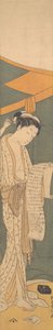 Donna in vestaglia che legge una lettera