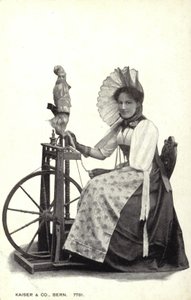 Donna seduta a un filatoio