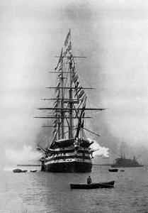 HMS Duke of Wellington che spara un saluto reale come nave ammiraglia a Portsmouth, Hampshire, 1896 da Symonds and Co