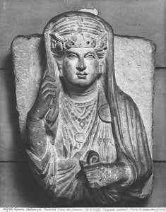 Rilievo funerario di una figura femminile, da Palmira, Siria da Syrian School