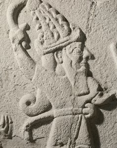 Re Sulumeli che versa una libagione con un dio (dettaglio)
