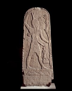 Arte orientale: stele del dio Baal con fulmine. (Dio guerriero che protegge il re) Scultura del XV secolo a.C., Siria. Parigi, Museo del Louvre