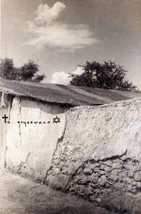 Jędrzejów. Muro del cimitero in via Kielecka. Durante l