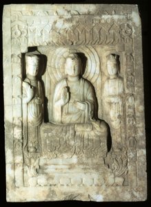 Stele che rappresenta il Buddha circondato dai suoi due assistenti, 618-907 (calcare)