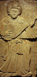 Stele di terracotta con musicista, Dinastia Tang (618-907), scoperta nella Provincia di Shaanxi, Museo della Foresta delle Stele a Xian. Fotografia, Leonard de Selva, Cina, 2006.