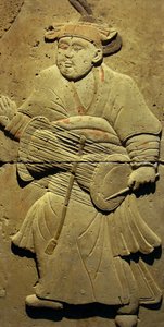 Stele di terracotta con musicista, Dinastia Tang (618-907), scoperta nella Provincia di Shaanxi, Museo della Foresta delle Stele a Xian. Fotografia, Leonard de Selva, Cina, 2006. da Tang Dynasty Chinese School