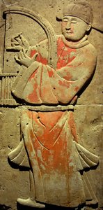 Stele di terracotta con musicista, Dinastia Tang (618-907), scoperta nella Provincia di Shaanxi, Museo della Foresta delle Stele a Xian. Fotografia, Leonard de Selva, Cina, 2006. da Tang Dynasty Chinese School