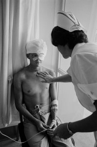 Soldati americani feriti nella guerra del Vietnam vengono trasportati in ospedale a Clark A...