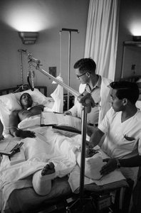 Soldati americani feriti nella guerra del Vietnam vengono trasportati in ospedale a Clark A...