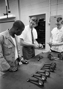 Formazione di meccanici automobilistici al North Carolina Industrial Training Centers nel 1965